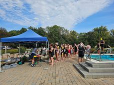 2025 09 20 12 04 50 Warteschlange bei der Badekappenausgabe