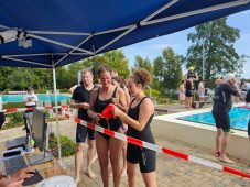 2025 09 20 12 04 56 Warteschlange bei der Badekappenausgabe