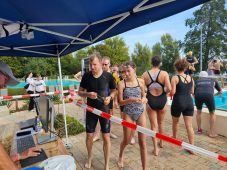 2025 09 20 12 05 00 Warteschlange bei der Badekappenausgabe