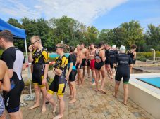 2025 09 20 12 05 04 Warteschlange bei der Badekappenausgabe